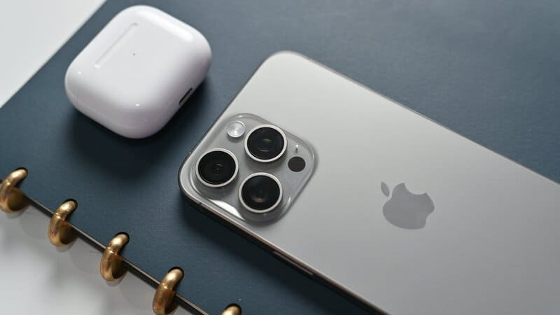 Apple bán không chỉ là một chiếc điện thoại, họ bán một trải nghiệm cao cấp và sự an tâm tuyệt đối.