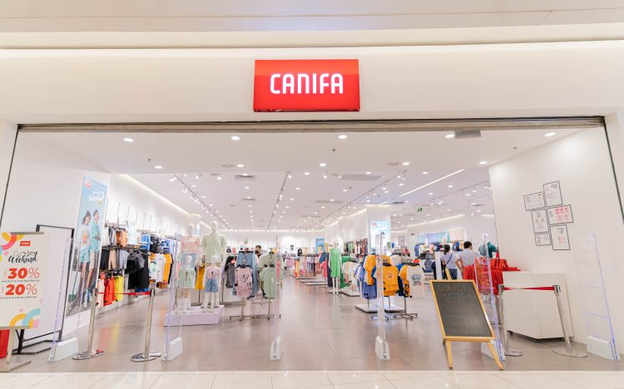 Cửa hàng Canifa với không gian mua sắm hiện đại và rộng rãi
