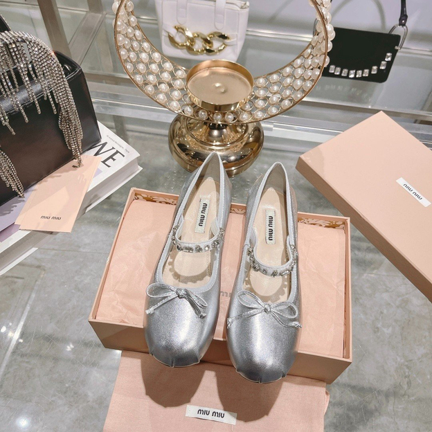 Giày búp bê satin của Miu Miu tạo nên cơn sốt toàn cầu