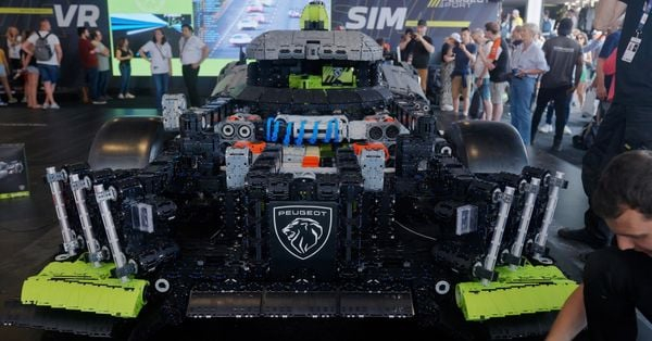 Mô hình siêu xe Lego Technic với chi tiết động cơ hoạt động như thật