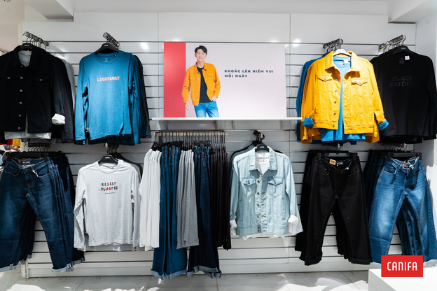 Quần Jeans Canifa có phom dáng chuẩn và chất liệu co giãn (Nguồn: Canifa)