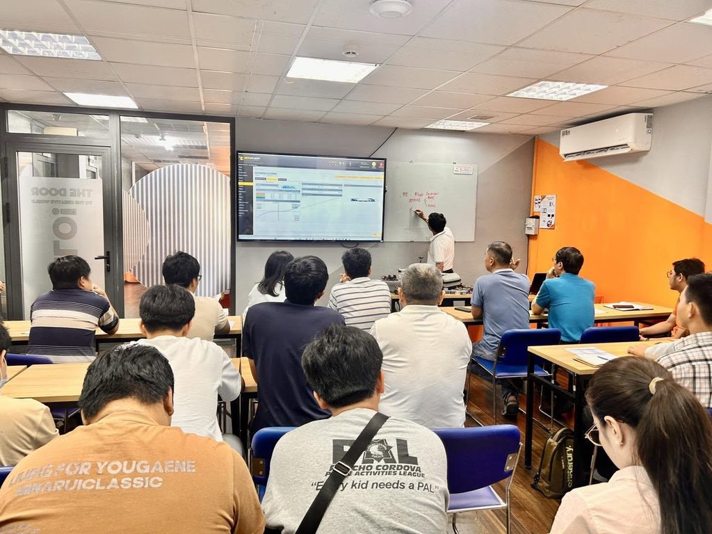 Học viên tham gia buổi đào tạo về công nghệ và hệ thống số, minh họa yêu cầu kết hợp kiến thức tài chính với năng lực công nghệ trong lĩnh vực Fintech.