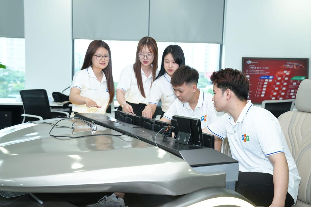 Nhóm sinh viên thực hành với thiết bị công nghệ, minh họa quá trình ứng dụng AI vào dự án thực tế.