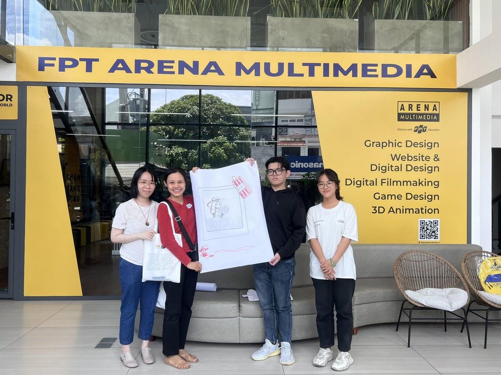 ọc viên giới thiệu sản phẩm thiết kế, minh họa quá trình thực hành và phát triển tư duy sáng tạo trong lĩnh vực thiết kế đồ họa.